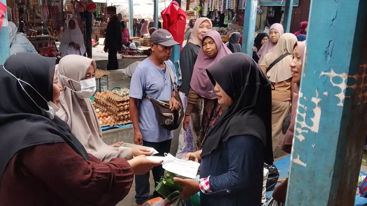 Pemerintah Nagari Tanjung bersama Polsek Sungayang membagikan masker kepada warga untuk mengantisipasi dampak kabut asap, Jumat (11/9/2026).