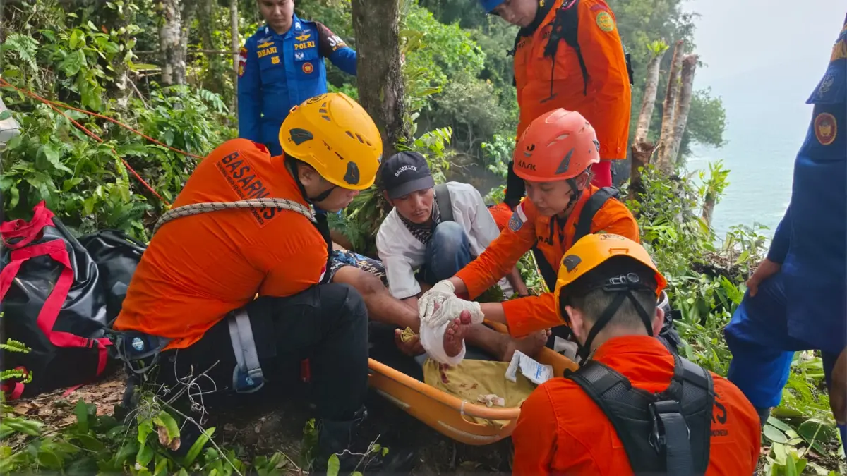 Tim SAR gabungan mengevakuasi seorang pemancing yang terjatuh di tebing karang Bukit Lampu, Bungus Teluk Kabung, Padang, Minggu (13/9/2026). (Foto: Kantor SAR Kelas A Padang)