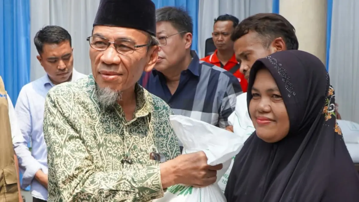 Wakil Wali Kota Padang Maigus Nasir menyerahkan bantuan beras. (Foto: Diskominfo)