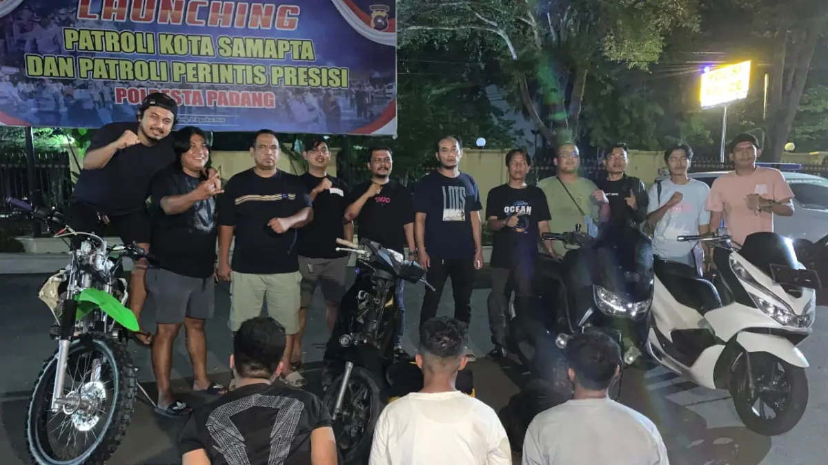 Tim Klewang Satreskrim Polresta Padang menunjukkan barang bukti dan tiga tersangka sindikat curanmor di Mapolresta Padang, Senin (14/9/2026). (Foto: Polresta Padang)