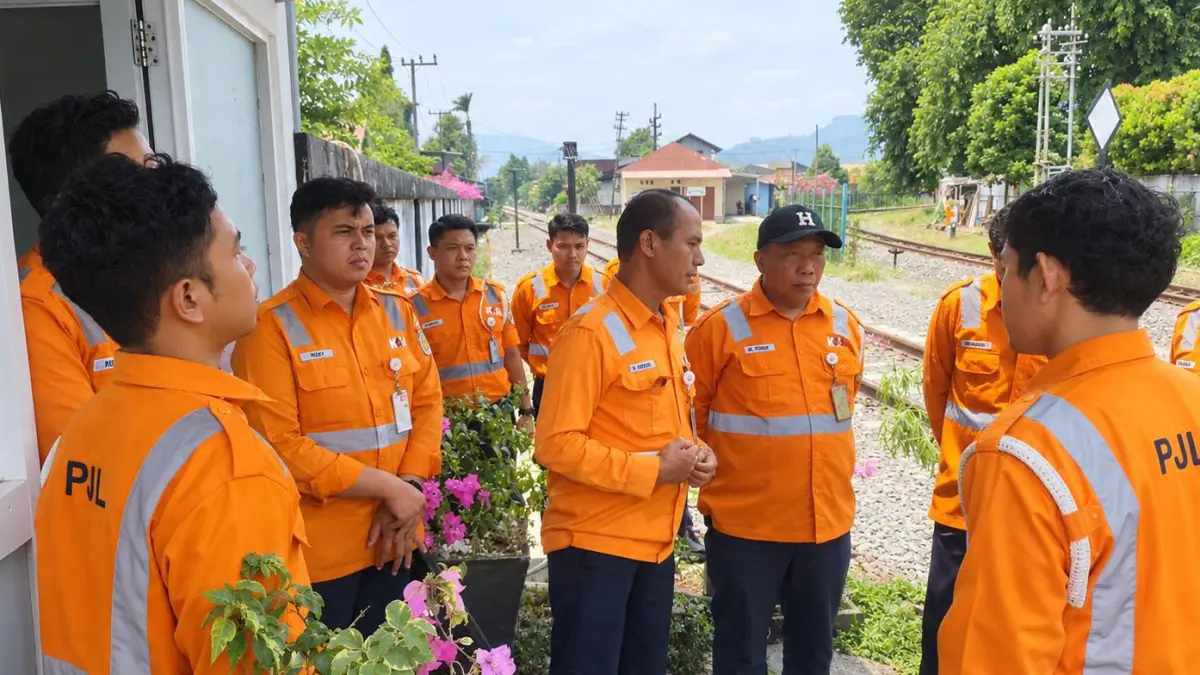 KAI Divre II Sumbar meningkatkan kompetensi penjaga perlintasan melalui diklat bertahap untuk memperkuat kesiapsiagaan dan keselamatan perjalanan kereta api.