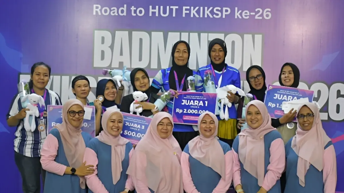 Nabila–Anggah dan Mira–Riri meraih juara Badminton Cup FKIKSP 2026 setelah bersaing dalam dua kategori bersama puluhan pasangan se-Sumbar.
