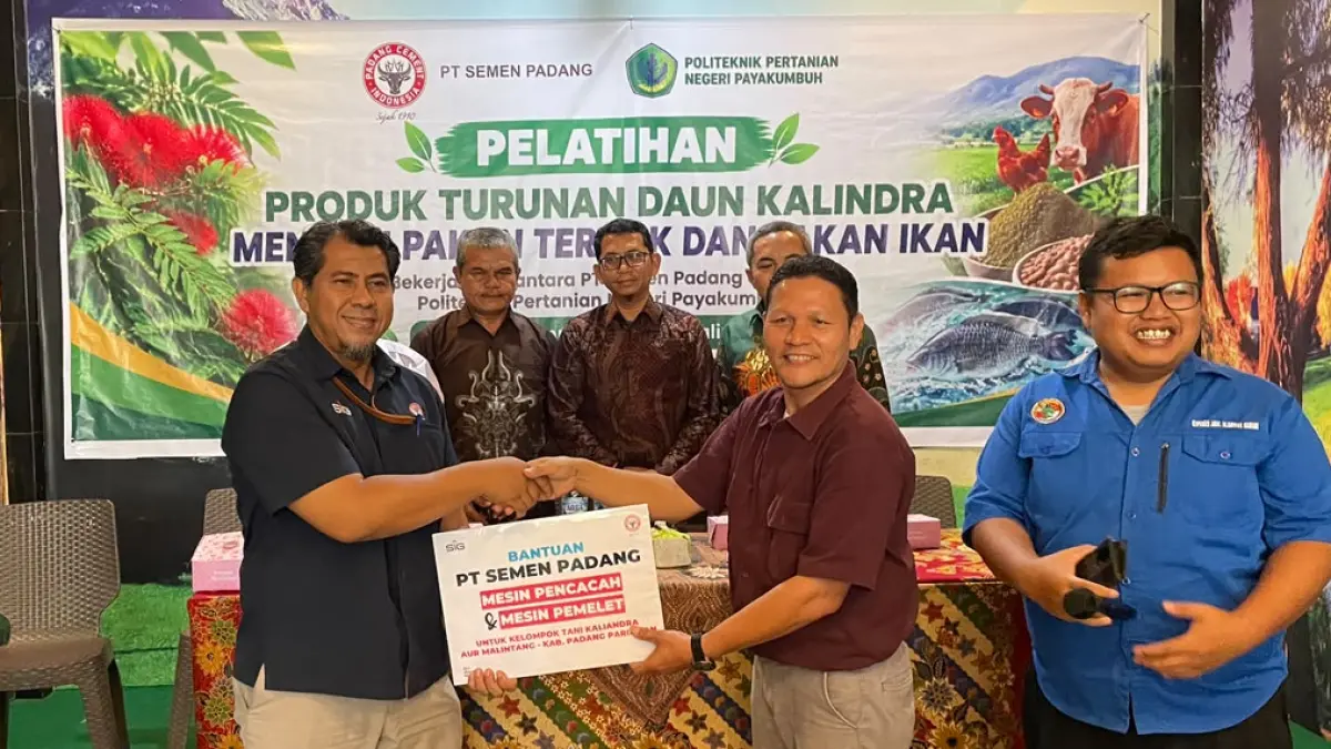 Penyerahan mesin pencacah dan mesin pembuat pelet secara simbolis kepada kelompok tani untuk mendukung pengolahan kaliandra menjadi pakan.