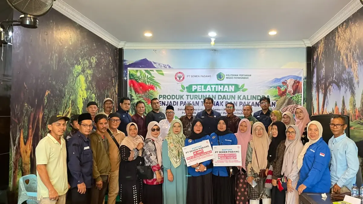 Petani Aur Malintang belajar mengolah kaliandra menjadi pakan ternak dan ikan melalui pelatihan, praktik, serta dukungan mesin pencacah dan pelet.