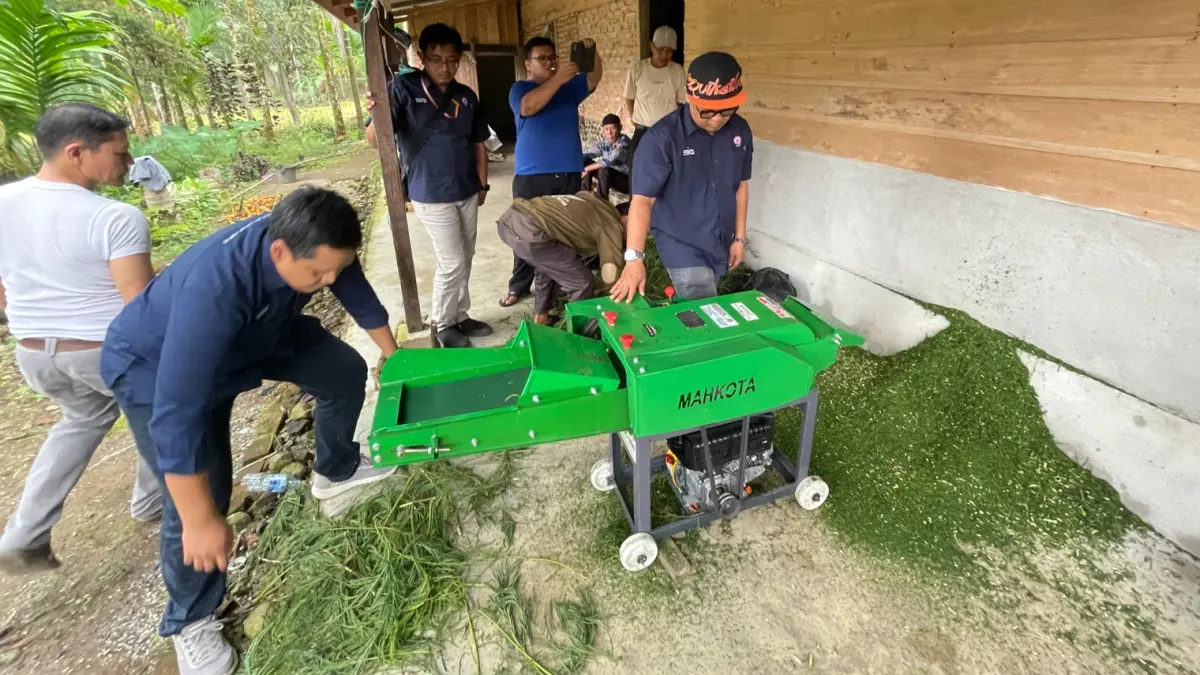 Petani Aur Malintang menerima mesin pencacah, pembuat pelet, dan stup madu untuk mengembangkan kaliandra serta memperkuat kegiatan ekonomi masyarakat.