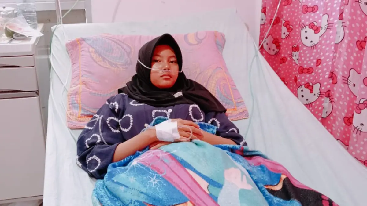 Siswa korban dugaan keracunan MBG di Pariaman masih dirawat di dua rumah sakit setelah mengalami mual, muntah, pusing, dan nyeri dada.