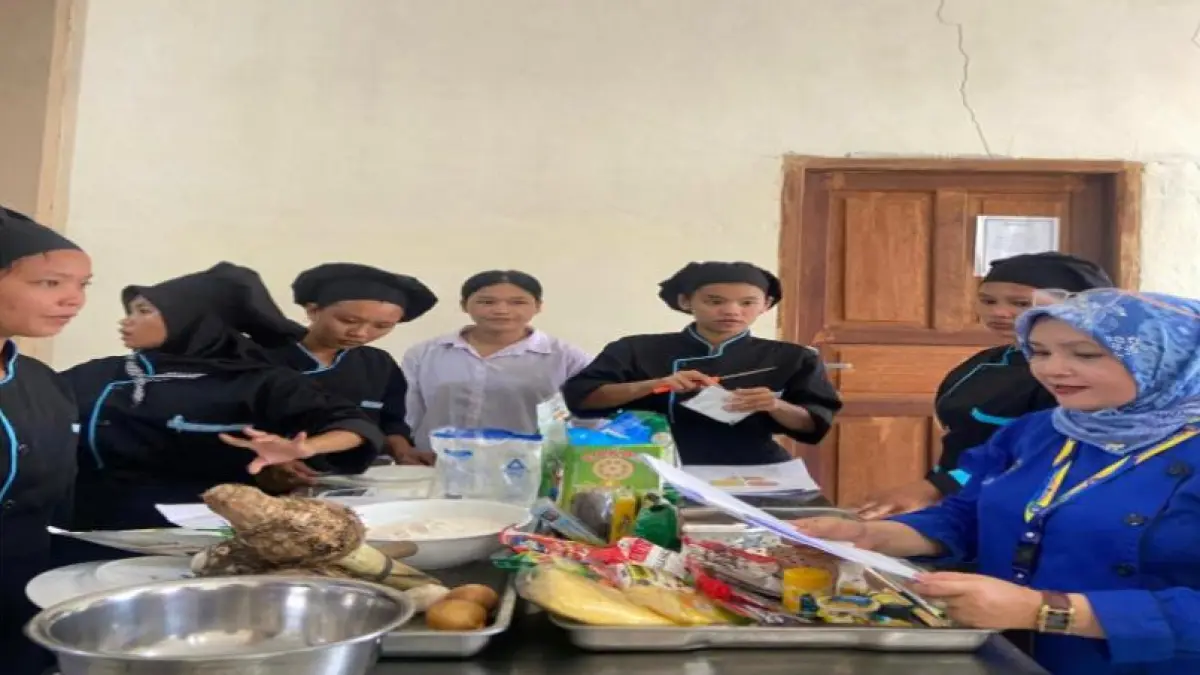 Tim PKM UNP mempraktikkan pengolahan talas menjadi produk bernilai ekonomi di TEFA SMKN 2 Kepulauan Mentawai, baru-baru ini.