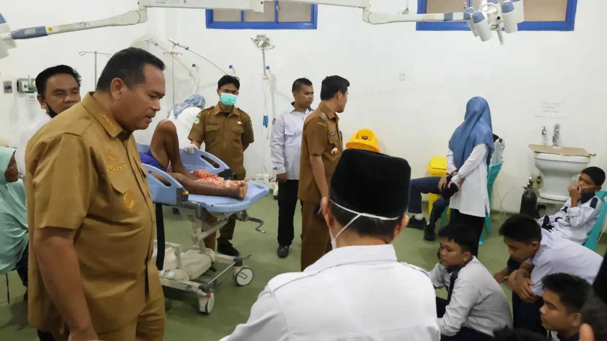 Wali Kota Pariaman Yota Balad menjenguk siswa MTsN 1 Pariaman yang diduga keracunan setelah menyantap menu MBG di RSUD Sadikin Pariaman, Senin (14/9).