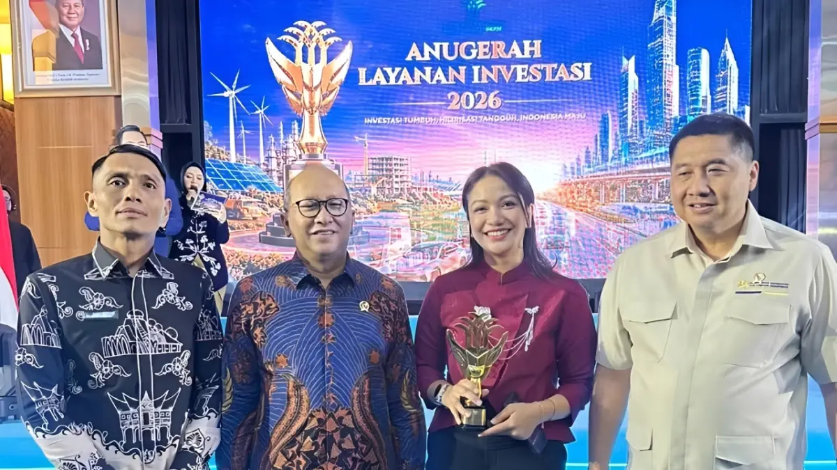 Bupati Dharmasraya Annisa Suci Ramadhani menerima penghargaan Terbaik I Anugerah Layanan Investasi 2026.
