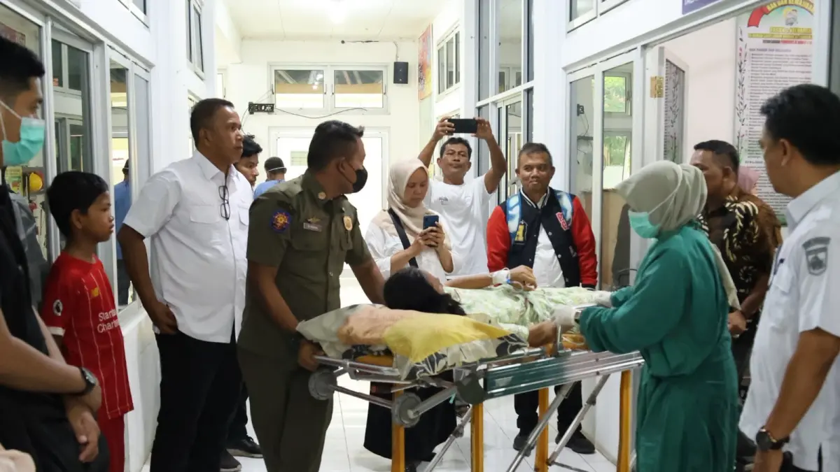 Dua pelajar MTsN 1 Pariaman korban dugaan keracunan MBG dirujuk ke RSUP M Djamil setelah kondisi kesehatan belum menunjukkan perbaikan.