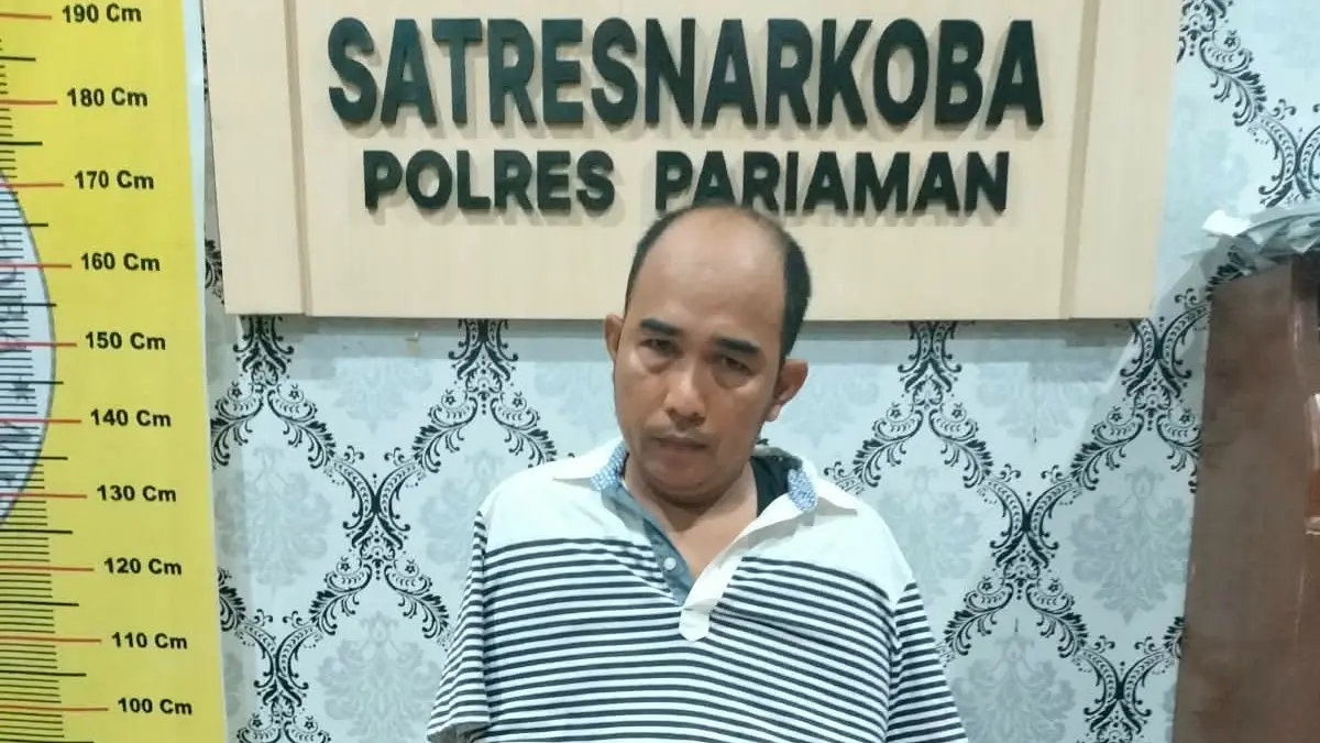 Nelayan residivis ditangkap Satresnarkoba Polres Pariaman setelah polisi menemukan delapan paket diduga sabu di rumahnya di Pariaman.