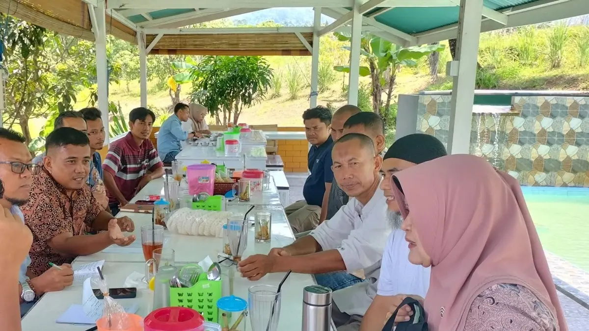 Andi Ilham (dua kiri), Ketua Asosiasi Maggot Kota Padang (Agodang).