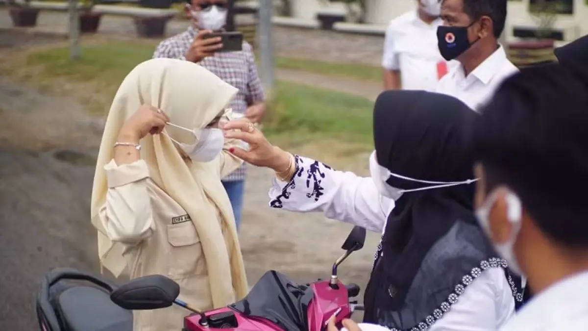 Dinas Kesehatan membagikan masker kepada masyarakat sebagai salah satu langkah antisipasi ISPA di tengah kondisi udara yang belum sehat akibat kabut asap.