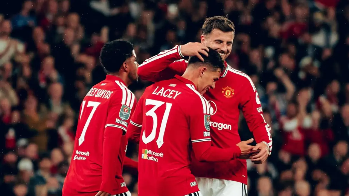 Manchester United unggul 2-0 atas Brighton melalui gol Lacey dan Mason Mount dalam laga putaran ketiga Carabao Cup 2026. (Foto: Instagram @manutd)