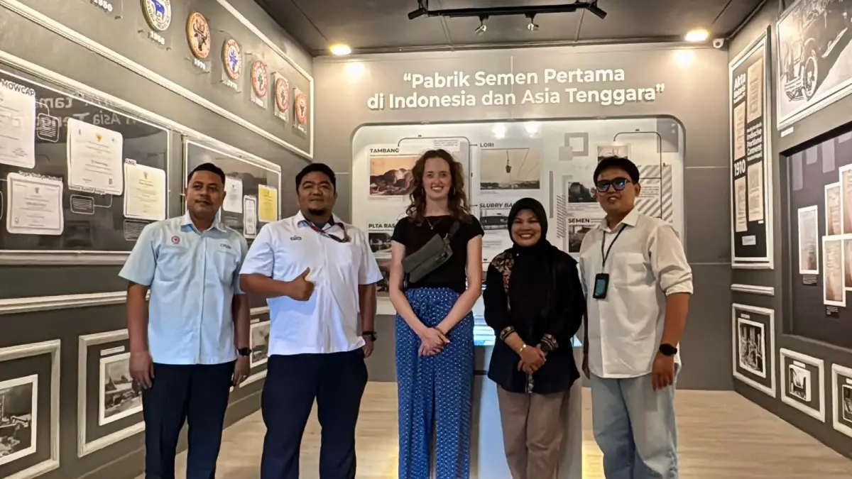 Marlou Geraedts menelusuri dokumen sejarah di Pusat Kearsipan PT Semen Padang untuk memahami jejak keluarganya.
