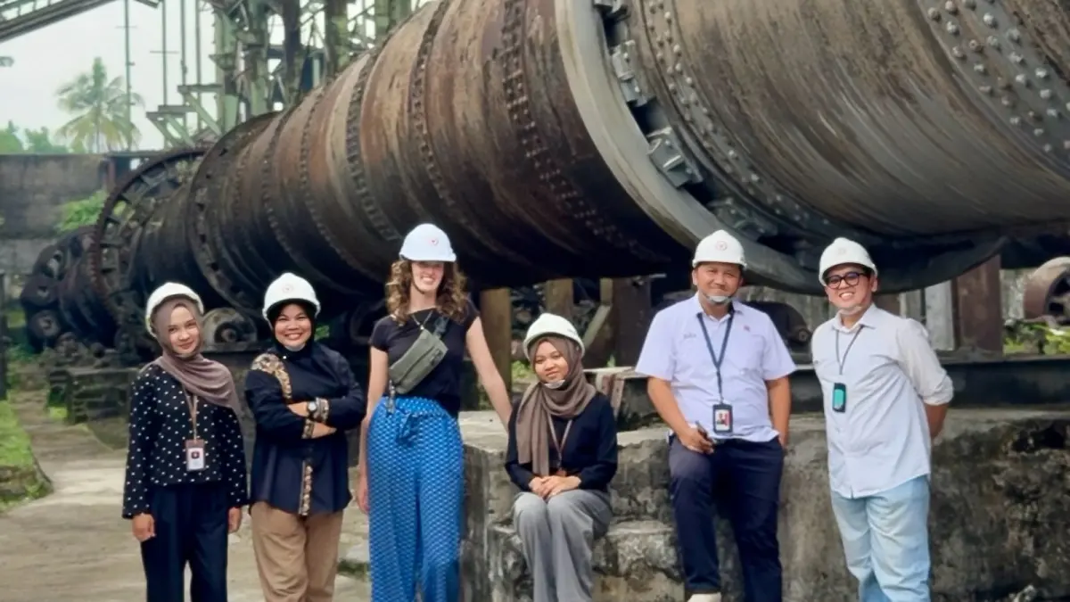 Marlou Geraedts mengunjungi Pabrik Indarung I PT Semen Padang untuk melihat langsung lokasi yang terhubung dengan sejarah keluarganya.