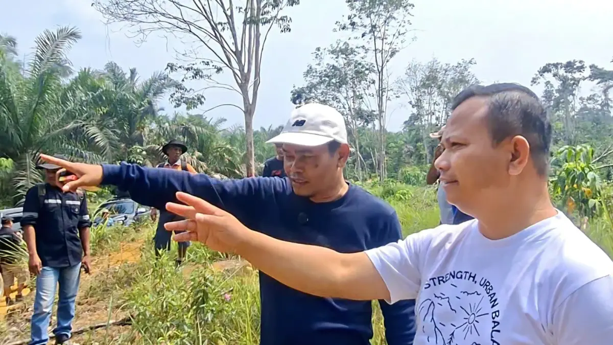 Penasihat hukum masyarakat adat Sikabau dari Mevrizal Law Office, Mevrizal (kanan).