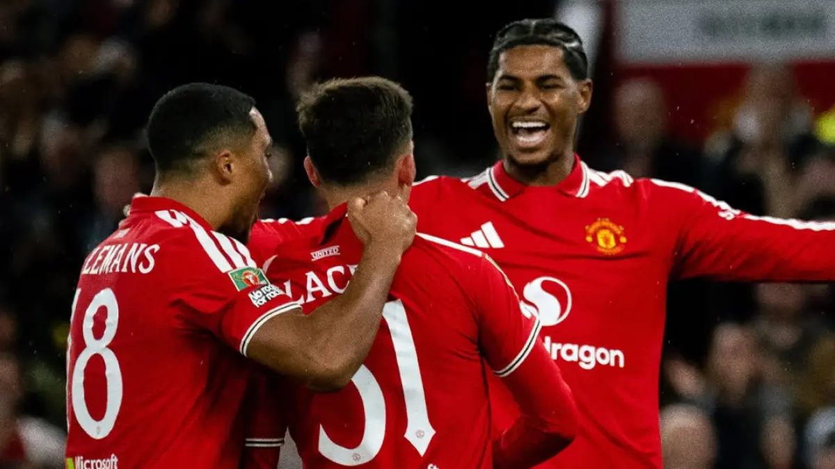 Shea Lacey merayakan gol pertamanya untuk Manchester United bersama Marcus Rashford dan Youri Tielemans saat menghadapi Brighton. (Foto: Instagram @manutd)