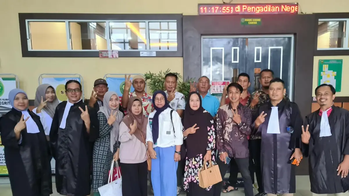 Foto bersama usai sidang perkara Yogi Gilang Arya Setia terkait dugaan penyelenggaraan jaringan dan jasa telekomunikasi tanpa izin berlangsung di PN Padang.
