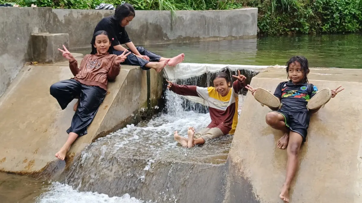 Keceriaan anak-anak bermain dan mandi di aliran Dam Parit Guguak Kubang, Jorong Baruh Bukik, Tanahdatar, yang menjadi wisata lokal gratis.