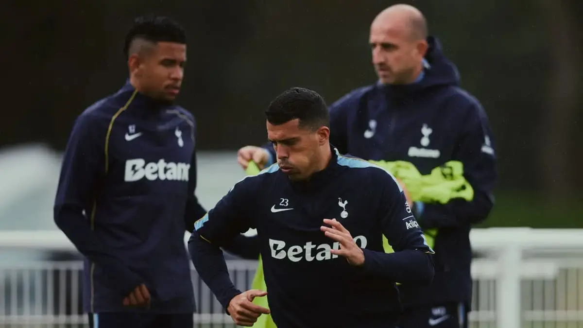 Para pemain Tottenham Hotspur berlatih di bawah arahan Roberto De Zerbi jelang laga melawan Aston Villa, Sabtu, 19 September 2026. (Foto: tottenhamhotspur.com)