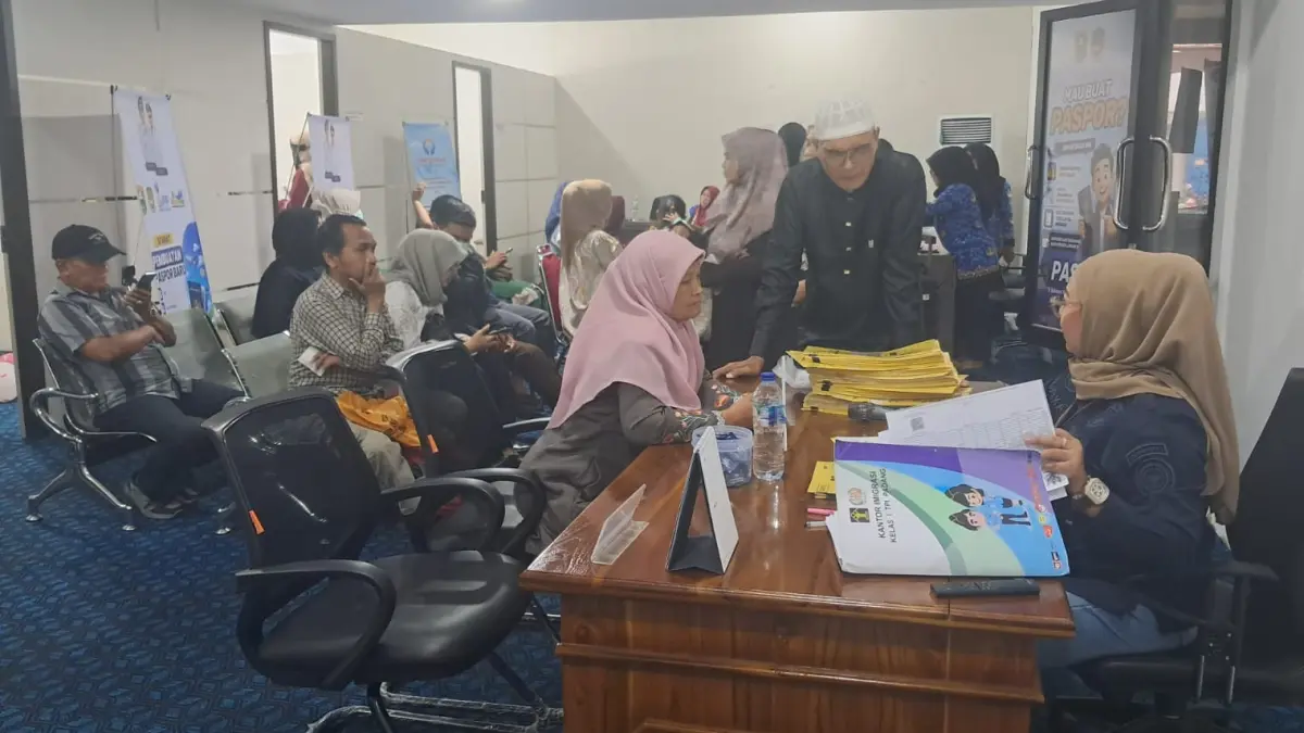 Petugas Imigrasi Padang melayani pemohon paspor di MPP Kabupaten Solok, Kamis (17/9/2026).