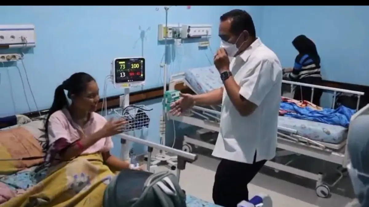 Wali Kota Pariaman Yota Balad membesuk dua siswi MTsN 1 Pariaman yang dirawat di RSUP M Djamil Padang, Jumat (18/9/2026).