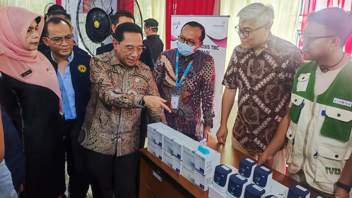 Wamenkes Benyamin Paulus Octavianus, memantau penggunaan alat rontgen portable dan TCM Truenat saat tinjauan Cek Kesehatan Gratis dan Skrining TBC di Padang, Jumat (18/9/2026). (Randi/Padek)