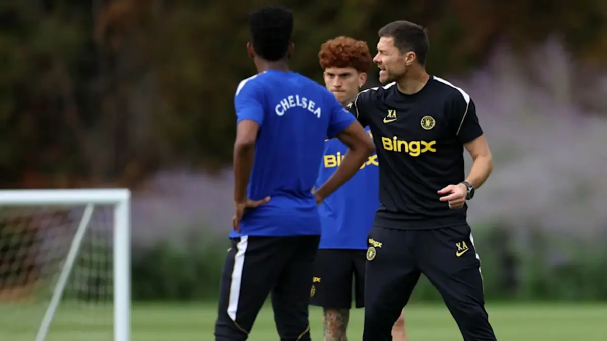 Xabi Alonso memimpin latihan Chelsea sebagai persiapan menghadapi Brentford di Gtech Community Stadium pada 19 September 2026. (Foto: chelseafc.com)