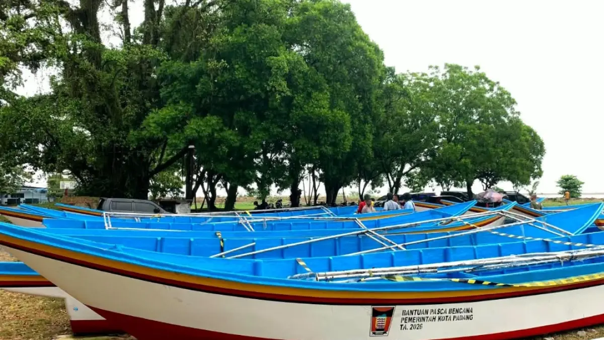 Bantuan pascabencana untuk nelayan di Kecamatan Padang Utara yang diserahkan pemko, Sabtu (19/9/2026). (Diskominfo)