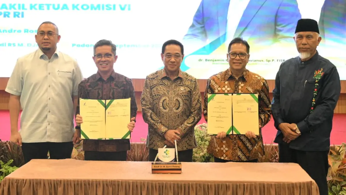 Gubernur Sumbar Mahyeldi mendampingi Wamenkes Benjamin Paulus Octavianus saat penandatanganan kerja sama bidang kesehatan di RSUP M. Djamil Padang, Jumat (18/9/2026).