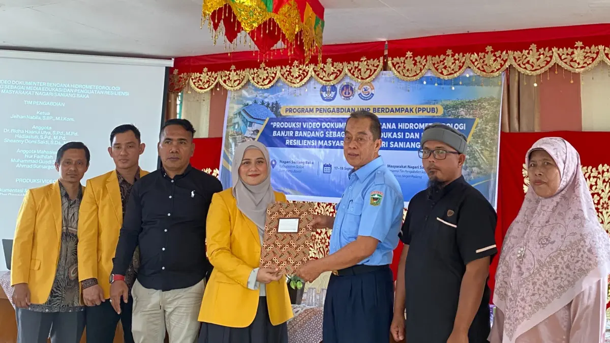 Jeihan Nabila menyerahkan video dokumenter banjir bandang dan memberikan edukasi mitigasi bencana di Nagari Saniangbaka.