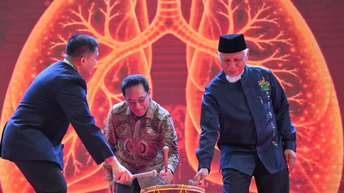 Wamenkes Benjamin Paulus Octavianus bersama Gubernur Sumbar Mahyeldi menabuh genderang saat agenda pengembangan IGRA di RSUP Dr. M. Djamil Padang, Jumat (18/9/2026).