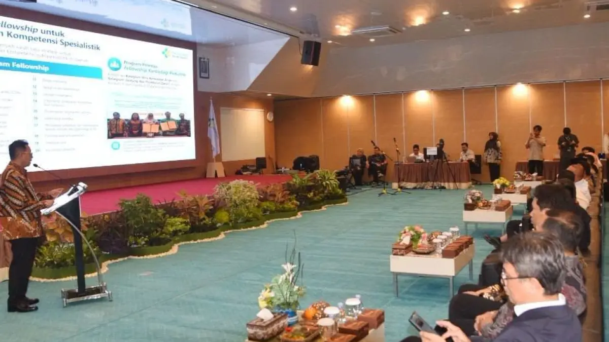 Wamenkes RI Benjamin Paulus Octavianus saat menghadiri agenda penguatan layanan kesehatan di RSUP Dr. M. Djamil Padang, Jumat (18/9/2026).