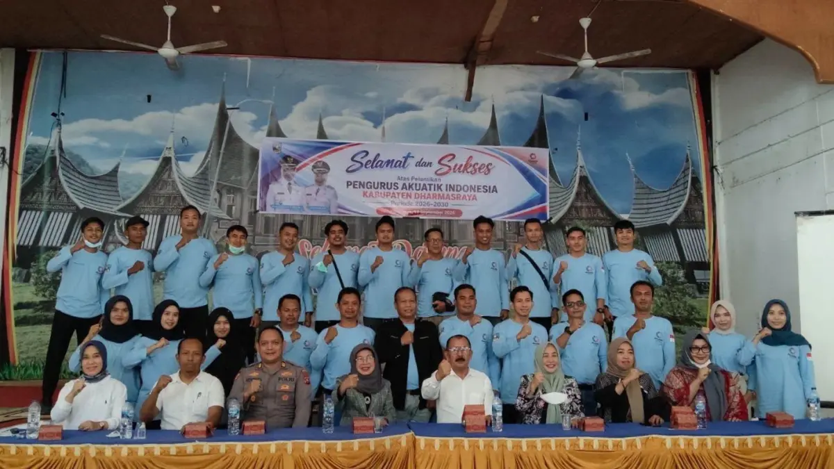 Foto bersama usai pelantikan Pengurus Cabang Akuatik Indonesia Kabupaten Dharmasraya periode 2026–2030 di GPU Kantor Camat Pulau Punjung, Sabtu (19/9/2026).