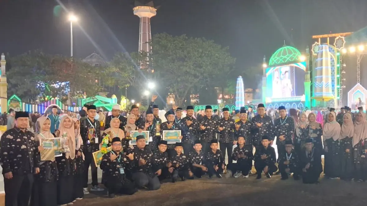 Kafilah Sumatera Barat berfoto bersama usai penutupan MTQ Nasional XXXI di Semarang, Jawa Tengah, Sabtu (19/9/2026) malam.