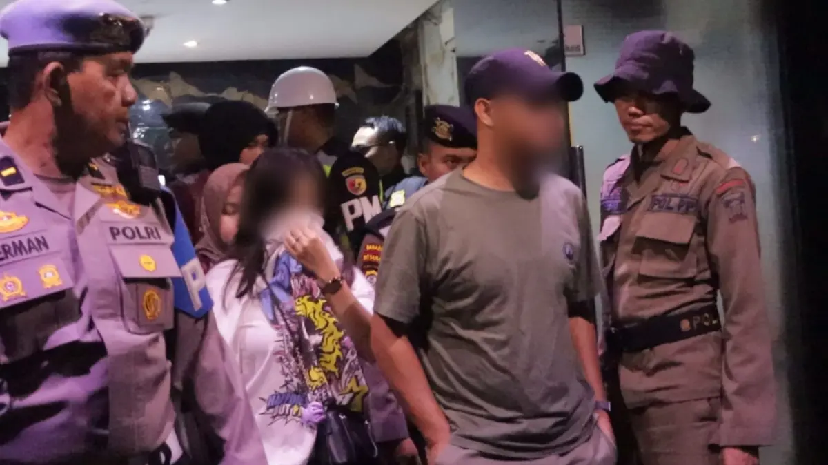 Petugas gabungan menggelar Operasi Cipta Kondisi di sejumlah tempat hiburan malam di Padang, Minggu dini hari (20/9/2026).