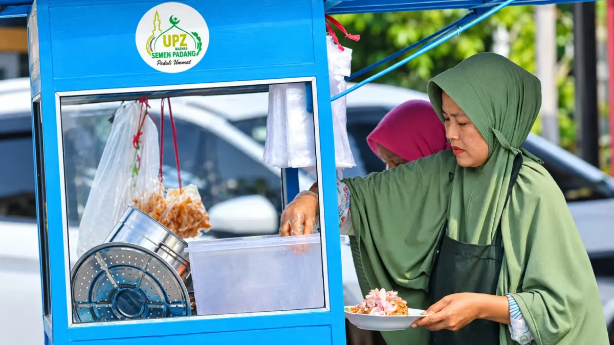 Rika Hijra (47), pelaku usaha sarapan pagi di Jalan Sutomo, Kelurahan Kubu Marapalam, Kecamatan Padang Timur, Kota Padang.