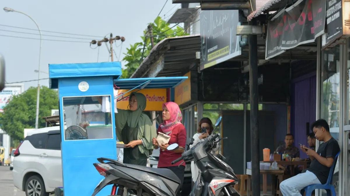 Setelah suami terserang stroke, Rika tetap menjalankan usaha sarapan yang dirintis sejak 2020 di Jl dr Sutomo Padang.