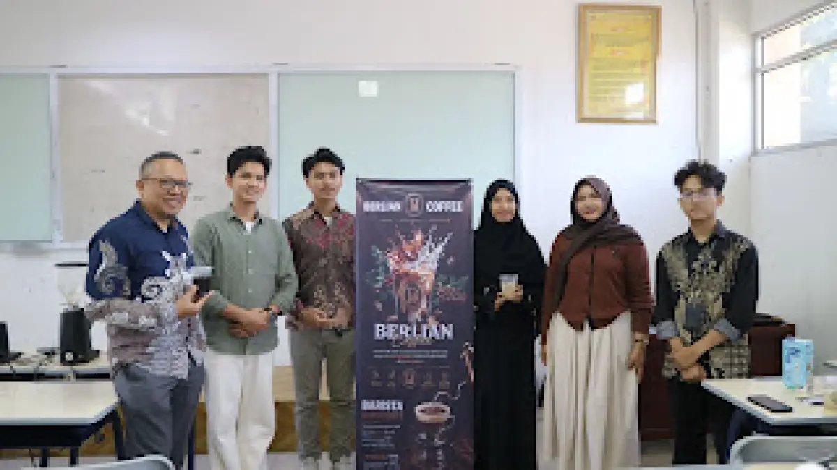Tim mahasiswa UPI YPTK yang mengembangkan Berlian Coffee & Resto, usaha yang lolos KMI Expo XVII 2026. (Humas)