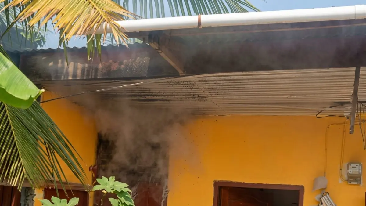 Api melahap bagian jendela hingga plafon dapur rumah warga di Air Tawar Barat, Padang Utara, Kota Padang, Senin (21/9/2026). Insiden yang dipicu akibat kompor lupa dimatikan tersebut berhasil ditangani petugas pemadam kebakaran sebelum merembet ke bangunan lain. (Foto: Dinas Damkar Padang)