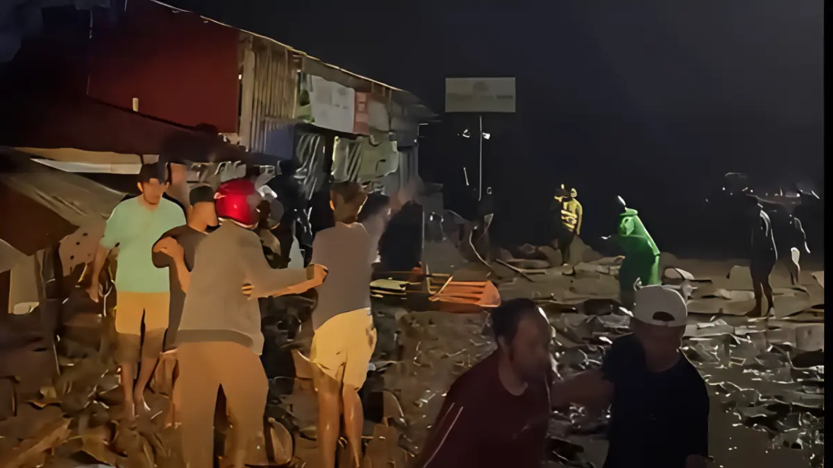 Galodo menerjang kawasan Arosuka dan berdampak ke kompleks Kantor Bupati Solok di Nagari Batang Barus, Kecamatan Gunung Talang, Senin malam (21/9/2026).