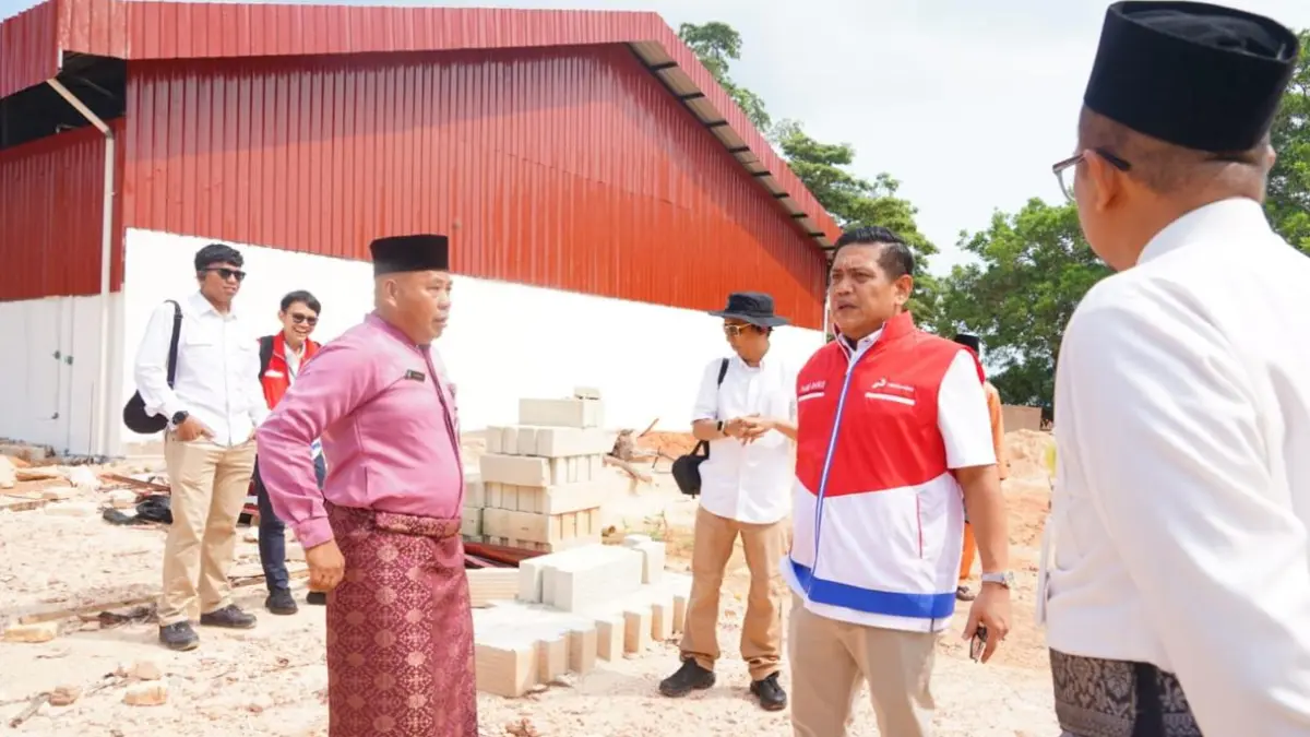 Komisaris PT Pertamina Patra Niaga Panel Barus meninjau calon lokasi SPBUN di Kelurahan Galang Baru, Batam, Senin (21/9/2026).