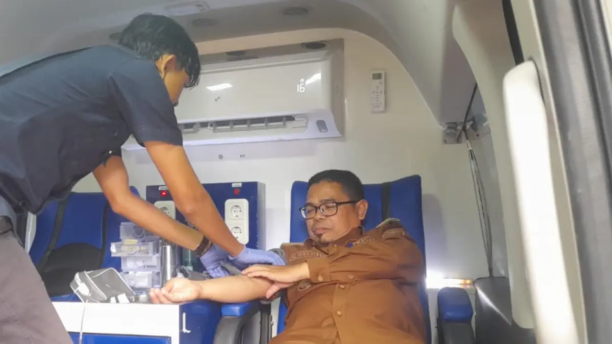 Nagari mengikuti kegiatan donor darah yang digelar PMI Kabupaten Tanahdatar di sela-sela sertijab Camat Sungai Tarab, Senin (21/9/2026).