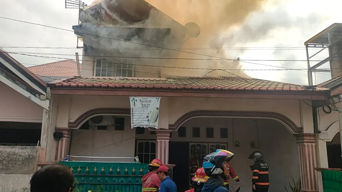 Petugas Damkar Kota Padang melakukan pemadaman rumah warga yang terbakar di Komplek Filano Parak Karakah, Padang Timur, Senin (21/9/2026).