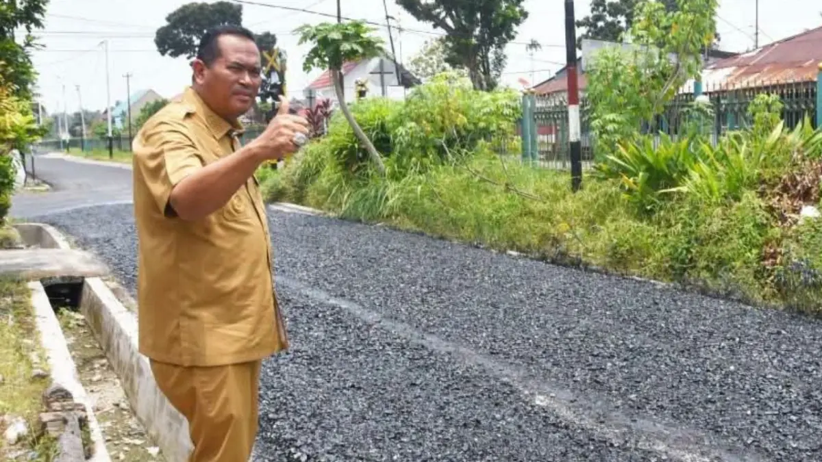 Wali Kota Pariaman Yota Balad meninjau ruas jalan yang baru selesai diperbaiki dan diaspal di Kota Pariaman.