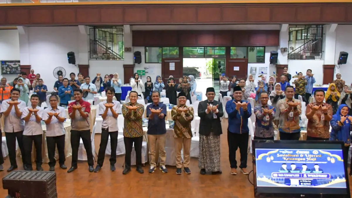 Karyawan PT Semen Padang Group mendapat pembekalan literasi keuangan haji di Gedung Serba Guna Semen Padang, Kamis (17/9/2026).