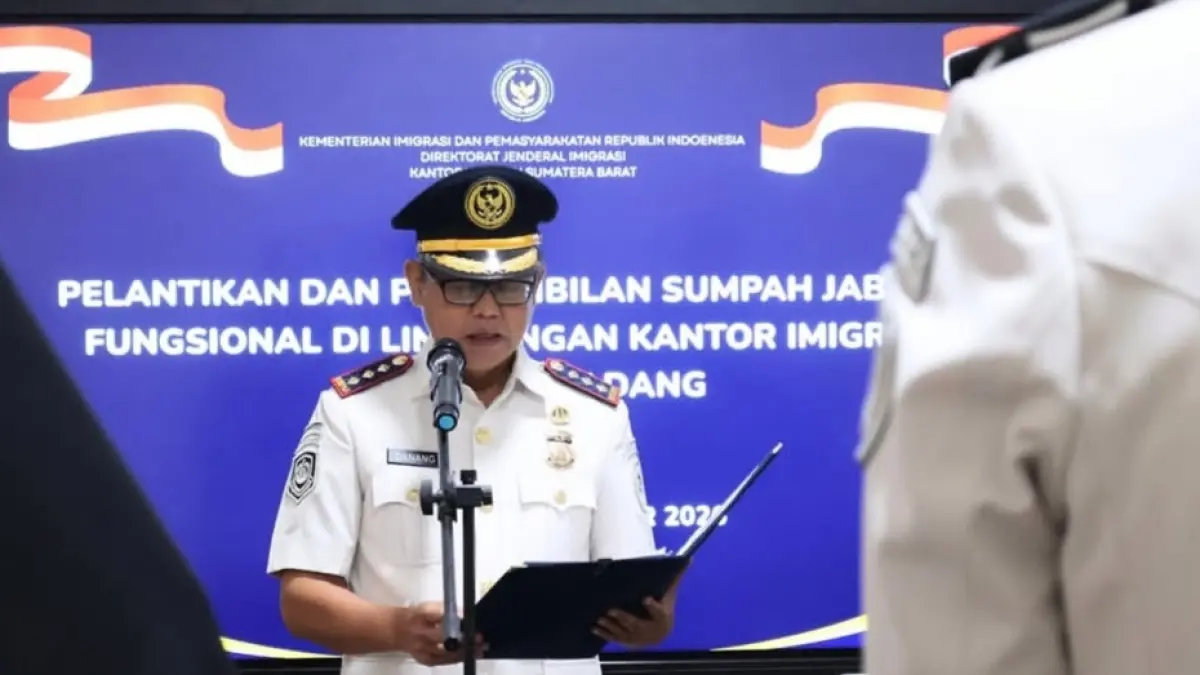 Kepala Kantor Imigrasi Kelas I TPI Padang Murdo Danang Laksono melantik dua Pejabat Fungsional Analis Keimigrasian Ahli Muda, Selasa (22/9/2026).