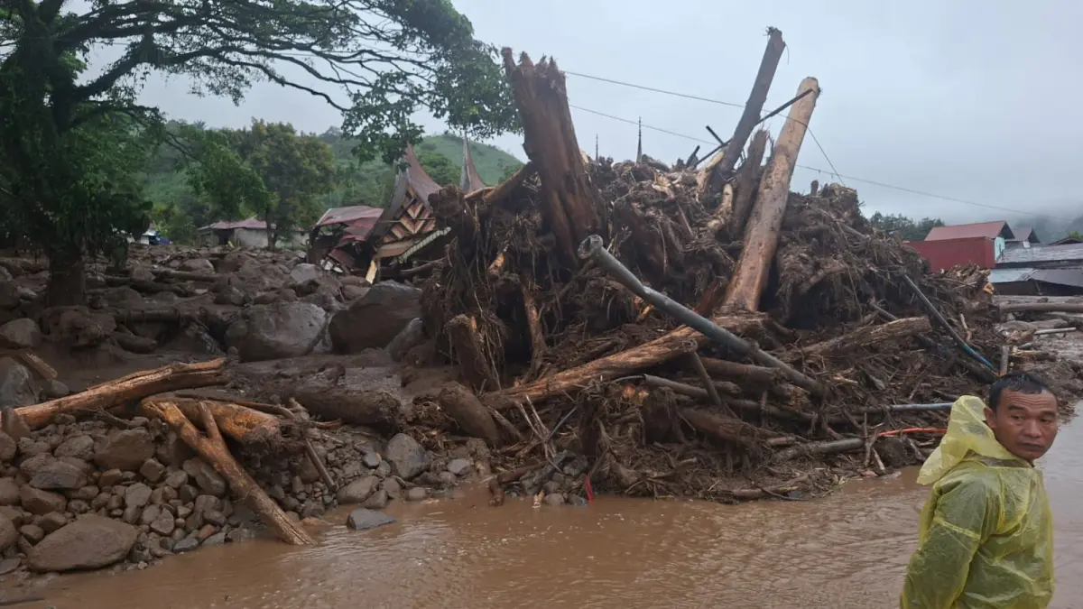 Kondisi sejumlah titik di Kecamatan Gunung Talang, Kabupaten Solok, dipenuhi lumpur dan material bawaan galodo, Senin malam (21/9/2026).