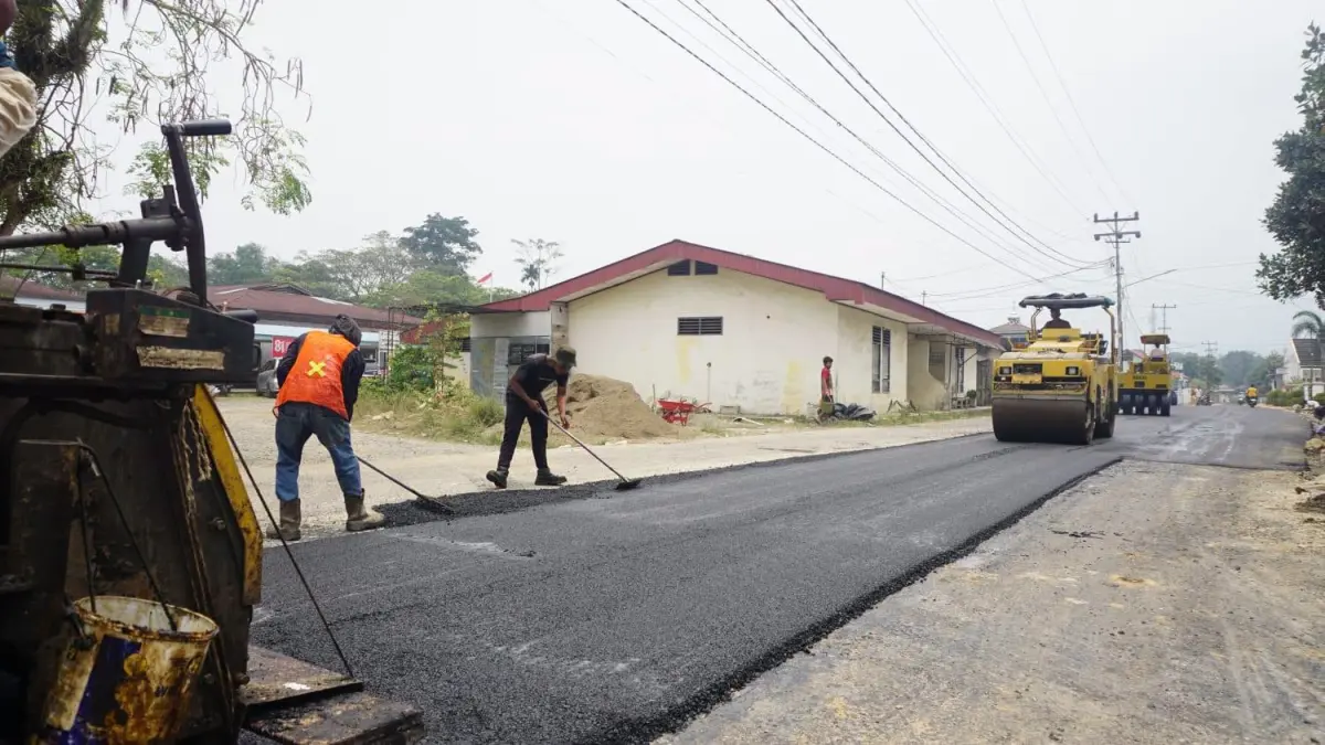 Koridor jalan eks RSUD Sungai Dareh saat pengerjaan pengaspalan. Kawasan ini selanjutnya ditata menjadi jalur dua sepanjang 370 meter.